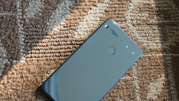 Tapi sejumlah masalah menerpa Essential. Yang pertama, jadwal peluncurannya ke pasaran mengalami beberapa kali penundaan. Foto: Android Central  