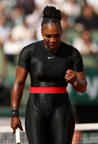 Serena Williams memakai catsuit hitam di Prancis Terbuka 2018.