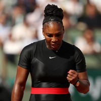 Tiada pertandingan yang dilewatkan petenis Serena Williams tanpa sentuhan fashion. Jelang laganya di US Open 2018, Serena pun sudah siap sedia dengan kostum terbaru buah kolaborasinya dengan Nike dan Off-White. (Foto: Matthew Stockman/Getty Images)