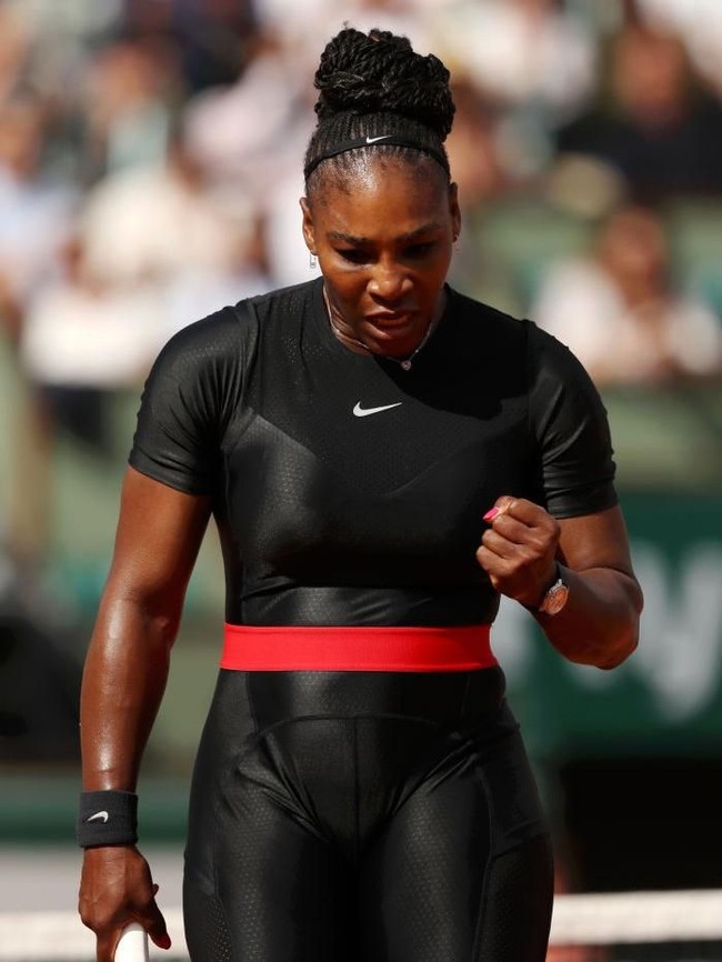 Tiada pertandingan yang dilewatkan petenis Serena Williams tanpa sentuhan fashion. Jelang laganya di US Open 2018, Serena pun sudah siap sedia dengan kostum terbaru buah kolaborasinya dengan Nike dan Off-White. (Foto: Matthew Stockman/Getty Images)