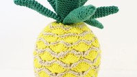 Nanas yang satu ini bahkan dibuat dengan detail. Marie bahkan membuat garis zig-zag khas sisik kulit nanas. Ada bagian daunnya juga yang dibuat pakai benang wol hijau. Foto: instagram @madebyswedmark