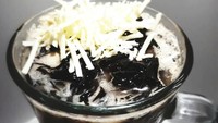@ayambusetzabgels punya racikan es cincau unik. Cincau hitam dipadukan dengan teh dan susu lalu ditaburi keju parut. Asin, manis dan gurih rasanya ya?Foto: Instagram @ayambusetzabgels