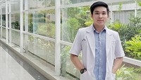 Ervan kini berprofesi sebagai seorang dokter. Ia dan Ayu Ting Ting kini sedang dekat. Foto: Dok. Instagram/drervan