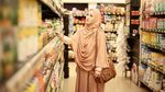Mantap Berhijrah, Ini 10 Momen Lyra Virna Makan Bareng Keluarga