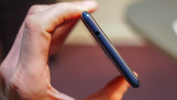 Penampakan bagian atasnya ada headphone jack standar. Foto: Pocket Lint