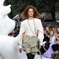 Inspirasi tersebut ia tuangkan lewat penampilan para model berambut merah, tampilan khas rambut Grace. (Foto: Getty Images)