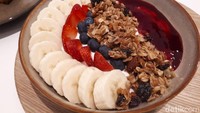 Smoothies bowl menggugah selera dengan topping pisang, strawberry, blueberry dan granola yang tinggi serat. Foto: dok. detikFood