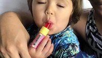 Wah makan apa tuh El? Ditemani sang om, El asyik menyesap permen bentuk lipstik. Saking menikmatinya, mata El sampai terpejam gitu. Foto: instagram @alexanderbarackel