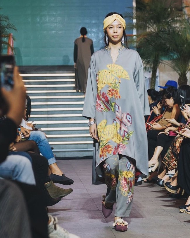 Motif cerah lainnya ditawarkan dari koleksi Mel Ahyar untuk Happa. Walau hadir dengan warna terang, namun latar berwarna abu-abu membuat tampilan busana tetap manis dipakai di Hari Raya. Foto: Instagram/Happa Official