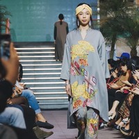 Motif cerah lainnya ditawarkan dari koleksi Mel Ahyar untuk Happa. Walau hadir dengan warna terang, namun latar berwarna abu-abu membuat tampilan busana tetap manis dipakai di Hari Raya. Foto: Instagram/Happa Official