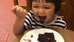 Gemas Banget! Begini Gaya El Barack Putra Jessica Iskandar Saat Makan
