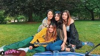Foto Shaloom bersama rekan-rekannya yakni Valerie Thomas, Citra Aulia dan Athena Thalia saat bersantai di St James Park. Dok. Instagram/sharazaaa