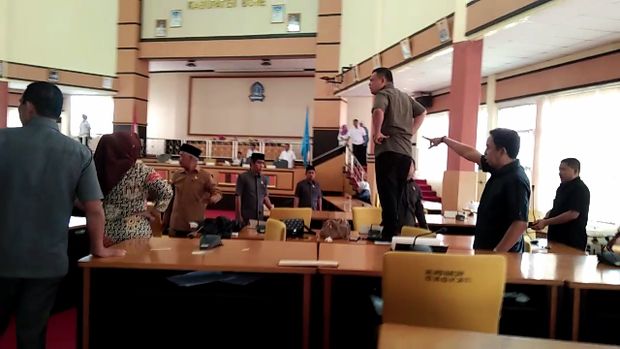  Naik Meja Saat Rapat, Anggota DPRD: Itu Hal Biasa