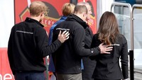 Saat Pangeran Wiliam menjaga Kate Middleton, sedangkan Pangeran Harry menjaga pangeran Wiliam. Foto: Dok. Instagram/katenmeg