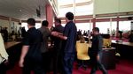 Foto: Anggota DPRD Bone Naik Meja dan Banting Kursi Saat Rapat