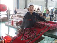 Pegawai pabrik karpet dari etnis Uyghur (Fitraya/detikTravel)