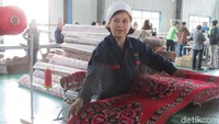 Mereka punya 100 pegawai, kebanyakan dari etnis Muslim Uyghur. Pola karpet yang mereka buat inspirasinya dari Iran, Turki dan mereka coba gali lagi desain khas Xinjiang (Fitraya/detikTravel)