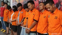 Dua hari setelahnya, polisi kemudian menangkap 2 orang tersangka yang diduga sebagai penerima paket tersebut. Tak lama setelah itu, 3 tersangka lain juga diamankan polisi.