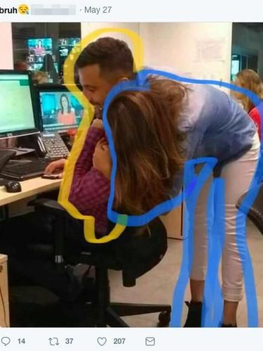 Sepatu yang dikenakan cukup memberikan petunjuk.