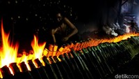 Proses memasak lemang saat dibakar. Proses memasak lemang saat dibakar.