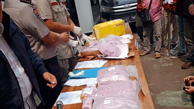 Barang bukti 50 ribu ekstasi