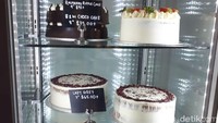 Mau beli kue ulang tahun juga bisa di All Things Delicious. Ada banyak pilihan whole cake segar untuk dibawa pulang. Foto: dok. detikFood