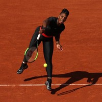 Kostum tersebut, lanjut petenis 36 tahun itu, sebenarnya sudah didesain sebelum film tersebut dirilis. Desain catsuit dipilih untuk menyiasati masalah penggumpalan darah Serena. Tapi tetap saja, kostum itu mengingatkanku pada film tersebut, tambah Serena yang beberapa bulan lalu melahirkan putri pertamanya itu. (Foto: Matthew Stockman/Getty Images)