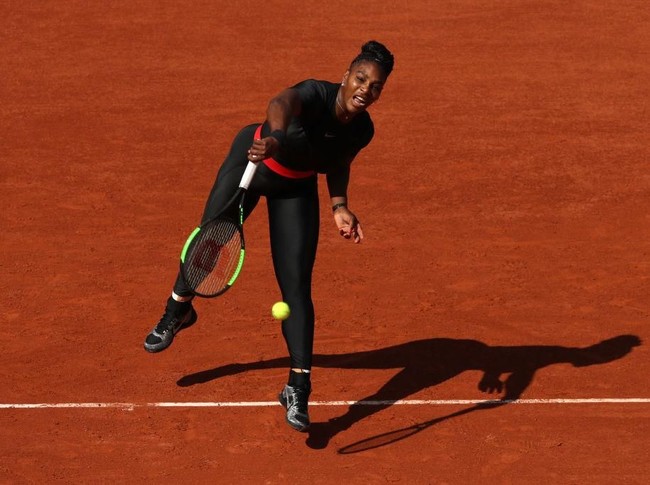 Kostum tersebut, lanjut petenis 36 tahun itu, sebenarnya sudah didesain sebelum film tersebut dirilis. Desain catsuit dipilih untuk menyiasati masalah penggumpalan darah Serena. Tapi tetap saja, kostum itu mengingatkanku pada film tersebut, tambah Serena yang beberapa bulan lalu melahirkan putri pertamanya itu. (Foto: Matthew Stockman/Getty Images)