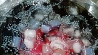 Netizen @ipink_nicole pilih berbuka puasa dengan cincau hitam, biji selasih dan sirop merah. Aduuh es batunya bikin ngiler!  Foto: Instagram @ipink_nicole