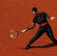 Ini adalah penampilan perdana Serena setelah kontroversi kostum kostum Wakanda di Prancis Terbuka 2018. Pekan lalu, kostumnya kembali menjadi pemberitaan setelah Federasi Tenis Prancis melarang kostum itu dipakai lagi tahun depan. (Foto: Matthew Stockman/Getty Images)