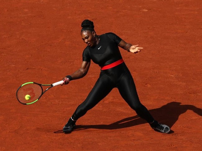 Ini adalah penampilan perdana Serena setelah kontroversi kostum kostum Wakanda di Prancis Terbuka 2018. Pekan lalu, kostumnya kembali menjadi pemberitaan setelah Federasi Tenis Prancis melarang kostum itu dipakai lagi tahun depan. (Foto: Matthew Stockman/Getty Images)