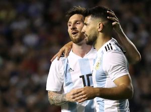 Messi bak Bintang Porno di Lapangan