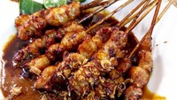 Kalau ini sate ayam yang bisa dinikmati di Kafe Betawi. @ronaldpakasi membuktikan kelezatan sate ayam berbalur saus kacang, kecap dan perasan jeruk nipis di sini. Foto: Instagram