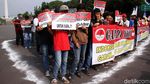Petani Demo Tolak Impor Garam di Depan Istana