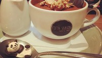 Wah, asyik nih. Dua panda ini terlihat sedang bermain di sekitar segelas espresso bertopping tiramisu. Foto: Instagram yukiko_fukada