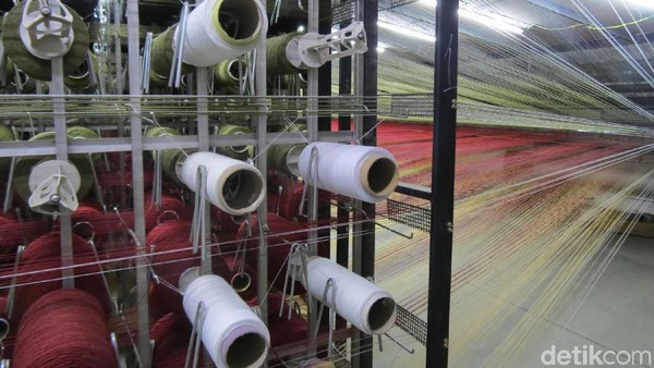 Benang karpet mereka impor dari Bangladesh, Turki dan China. 95 Persen hasil produksi mereka untuk konsumen dalam negeri. 5 Persen sisanya diekspor (Fitraya/detikTravel)