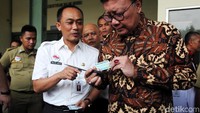 Tjahjo mengecek gudang tersebut dengan didampingi Zudan Arif Fakrulloh.