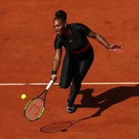 Selain menjuarai babak tersebut dengan skor 7-6(4), 6-4, Serena juga memenangkan hati banyak orang. Pilihannya tersebut menuai pujian di dunia maya. Aku sangat menyukai bodysuit Serena Williams. Sang ratu telah kembali, kicau @amyohconnor. (Foto: Matthew Stockman/Getty Images)