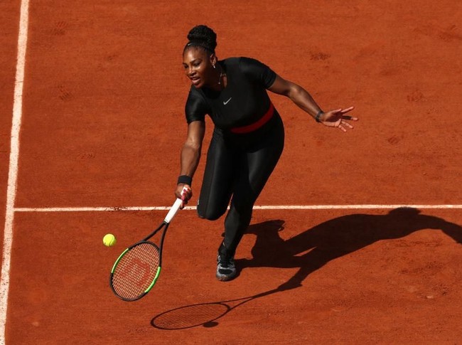 Selain menjuarai babak tersebut dengan skor 7-6(4), 6-4, Serena juga memenangkan hati banyak orang. Pilihannya tersebut menuai pujian di dunia maya. Aku sangat menyukai bodysuit Serena Williams. Sang ratu telah kembali, kicau @amyohconnor. (Foto: Matthew Stockman/Getty Images)