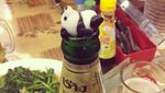 Lucu Banget! Miniatur Panda Ini Berpose dengan Makanan