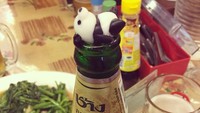 Lagi santai nih! Biasanya panda bersantai di dekat pohon bambu, panda yang ini justru di atas botol bir. Ada ada aja. Foto: Instagram yukiko_fukada