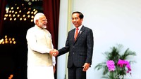 Keduanya tampak akrab.