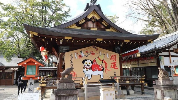Menurut cerita, pada tahun 769, ada seorang pendeta Buddha yang bernama Yuke no Dokyo. Pendeta ini tidak disukai rakyat karena berusaha untuk mengambil tahta kekaisaran Lord Kiyomaro (daisenji.lodge.ing_kyoto/Instagram) Menurut cerita, pada tahun 769, ada seorang pendeta Buddha yang bernama Yuke no Dokyo. Pendeta ini tidak disukai rakyat karena berusaha untuk mengambil tahta kekaisaran Lord Kiyomaro (daisenji.lodge.ing_kyoto/Instagram)