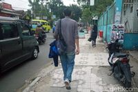 Ironis, Trotoar Tak Jauh dari Kantor Bupati Bandung Rusak