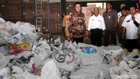 Tjahjo melihat isi gudang tersebut.