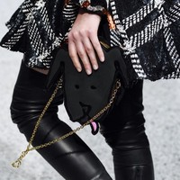 Selain deretan tas klasik Louis Vuitton yang dihadirkan dengan elemen-elemen kekinian, tampil pula tas bergaya jenaka. Seperti tas berbentuk kepala anjin ini. (Foto: Getty Images)