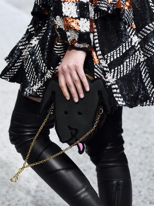 Selain deretan tas klasik Louis Vuitton yang dihadirkan dengan elemen-elemen kekinian, tampil pula tas bergaya jenaka. Seperti tas berbentuk kepala anjin ini. (Foto: Getty Images)