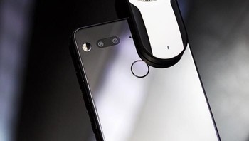 Ini penampakan kamera 360 di bagian belakangnya. Seperti terlihat, Essential menggunakan sistem dua kamera seperti Huawei P9 dan P10. Yaitu dua buah kamera 13 megapixel untuk menangkap gambar berwarna dan gambar monokrom. Foto: Android Central