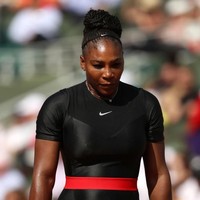 Ada yang unik dari penampilan Serena Williams saat melawan petenis Ceko Kristýna Plíšková di babak pertama tunggal wanita Grand Salam tanah liat itu. Biasa memakai kostum dengan rok, ia kali ini memilih catsuit hitam ketat Nike.  (Foto: Matthew Stockman/Getty Images)