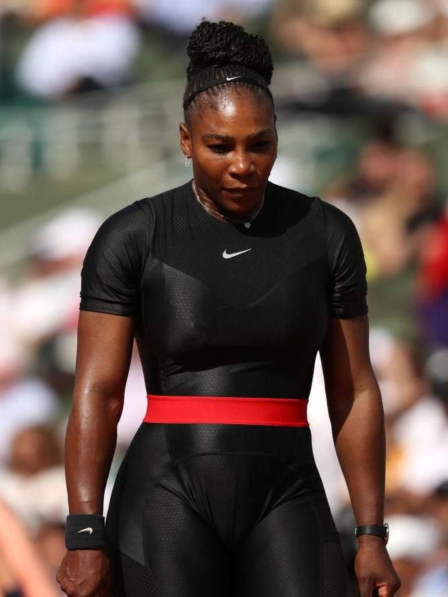 Ada yang unik dari penampilan Serena Williams saat melawan petenis Ceko Kristýna Plíšková di babak pertama tunggal wanita Grand Salam tanah liat itu. Biasa memakai kostum dengan rok, ia kali ini memilih catsuit hitam ketat Nike.  (Foto: Matthew Stockman/Getty Images)